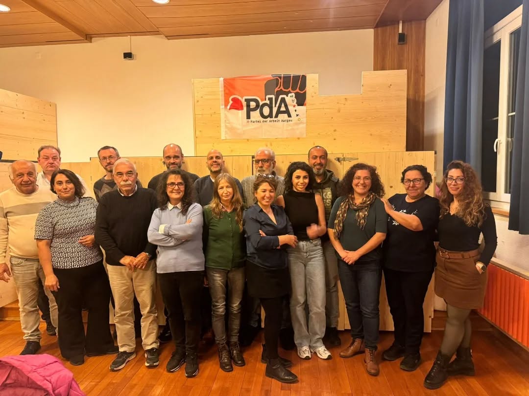 Die Jahresversammlung der PdA Aargau war heute. Es gab herausforderne Diskussionen und umkämpfte Abstimmungen, doch am Schluss konnten alle Ämter für die nächste Amtsperiode besetzt werden. 🎉 Wir danken Nergis, Kemal, Döndü und Cemal für ihr Engagement; und wünschen Dominik, Suat, Derya, und nochmals Döndü und Nergis in neuen Funktionen alles Gute. Besonders danken wir herzlich der unermüdlichen Arbeit von Genosse Fabian im administrativen Sekretariat und in anderen Arbeitsgruppen. Des weiteren heissen wir zwei neue Mitglieder in unserer Partei herzlich willkommen!