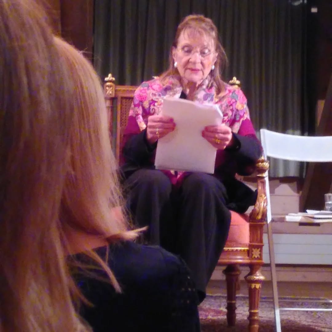 Zu Besuch bei Verena Keller zu einem Abend zur ersten grossen Friedensaktivistin Bertha von Suttner. Sehr interessant und gastfreundlich, an einem faszinierenden Ort (mit einem Namen der verrät, wie herablassend einst über intellektuelle Frauen gedacht wurde...)